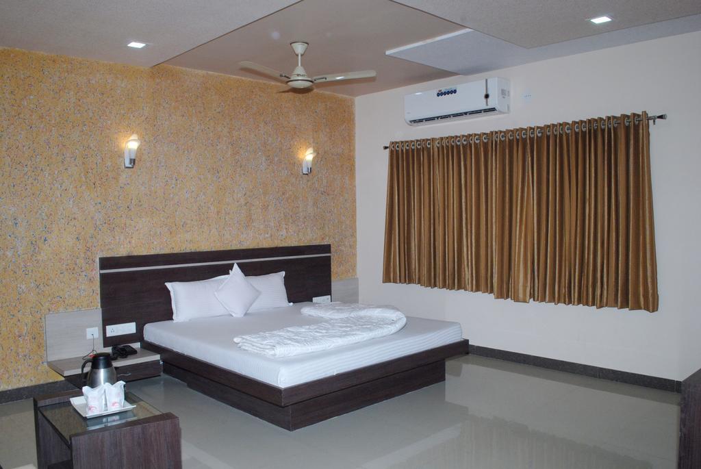 Hotel Sun Plaza Somnath Bilik gambar