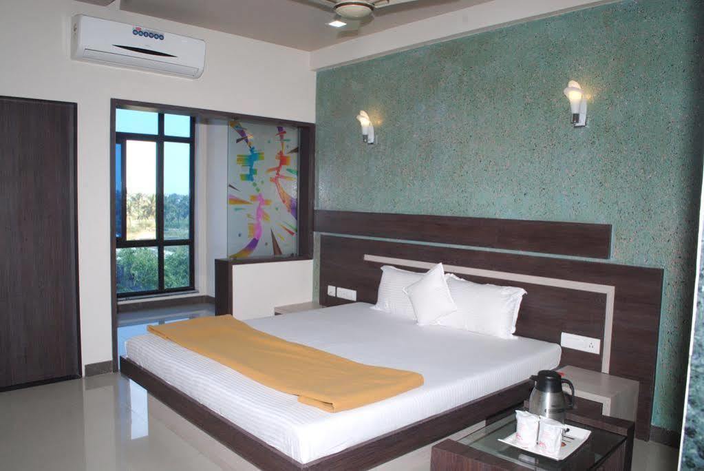 Hotel Sun Plaza Somnath Luaran gambar