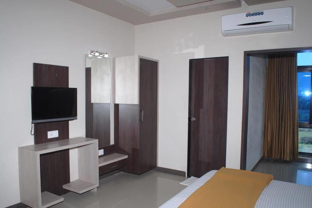 Hotel Sun Plaza Somnath Luaran gambar